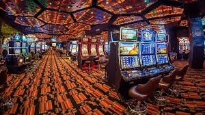 Dealer profesional di studio live casino toko123 dengan setup kamera HD berkualitas tinggi
